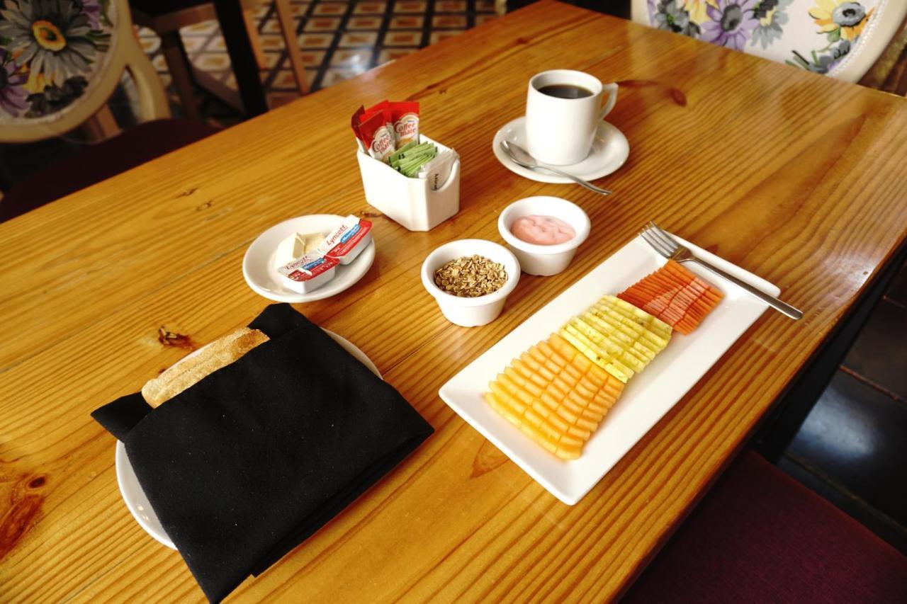 Hotel Lavanda Cas Mérida Exterior foto A typical breakfast at a hotel